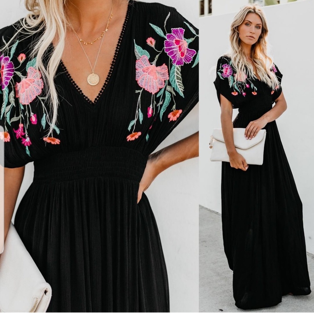 Vici embroidered dress 🌺